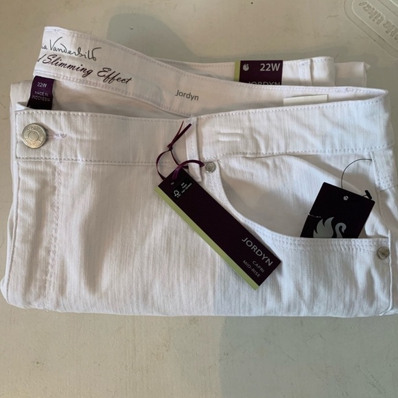 Gloria Vanderbilt Jordyn midrise Capris with sparkly embellishments - Picture 1 of 9